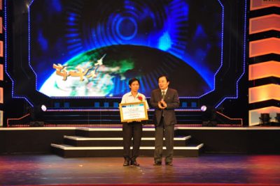 Ngô Huỳnh Ngọc Khánh với giải thưởng “Nhân Tài Đất Việt năm 2013”.