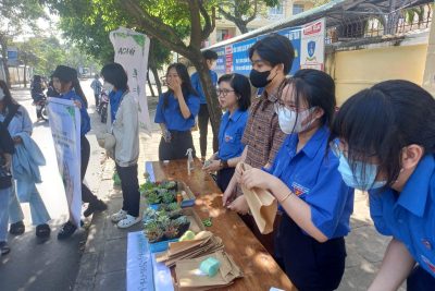 Phú Yên: Học sinh TP Tuy Hoà hào hứng tham gia chiến dịch đổi rác thải nhựa lấy quà