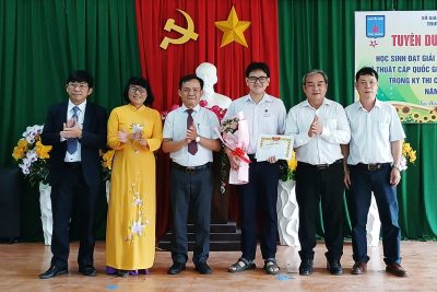 Trường THPT Nguyễn Huệ tuyên dương, khen thưởng học sinh đạt giải cấp quốc gia và cấp tỉnh năm học 2024 – 2025.