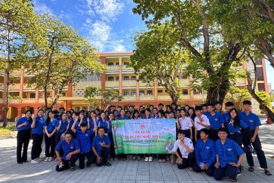 TUỔI TRẺ TRƯỜNG THPT NGUYỄN HUỆ RỘN RÀNG RA QUÂN “NGÀY CHỦ NHẬT XANH”