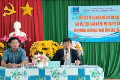 Lãnh đạo và đại diện Hội cha mẹ học sinh trường THPT Nguyễn Huệ gặp mặt học sinh có bố, mẹ chuyển công tác lên phường Buôn Ma Thuột – Đắk Lắk làm việc