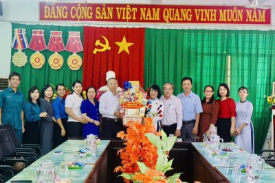Lãnh đạo UBND Phường Tuy Hòa thăm và chúc mừng Ngày Nhà giáo Việt Nam 20/11/2025