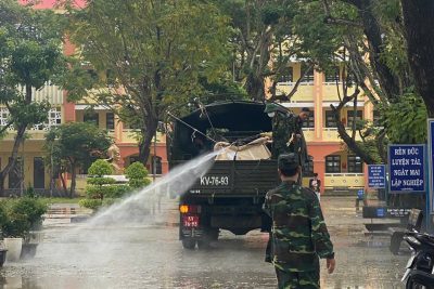 Công tác phun thuốc khử khuẩn sau lụt trước khi cho học sinh đi học trở lại.